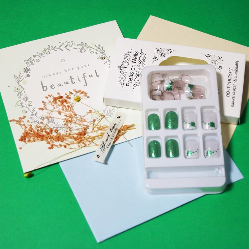 أظافر لاصقة قصيرة مربعة الشكل بطرف فرنسي، بتصميم برسيم أخضر لامع، تغطي كامل الأظافر، مناسبة ليوم القديس باتريك، مصنوعة من الأكريليك بلون البشرة، مثالية للنساء والفتيات، وإكسسوارات فن تزيين الأظافر. - Image 3